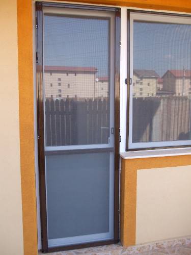 Plasa economica pentru usa terasa